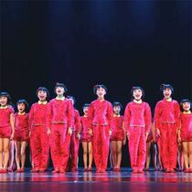 Chinese Dream Child acting out of the ninth Xiaoho Wind Cdance to serve in Chinese performance suit