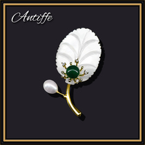 Natural mother shell brooch High-end female ins fashion personality wild suit corsage pin Luxury atmospheric clothes accessories