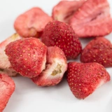 臻好恰 Обделенные клубничные хрустящие клубничные нарезанные кубиками 1 фунт.