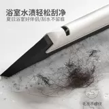 Ванная комната соскребает пол, подметающая волосы в ванной комнате.