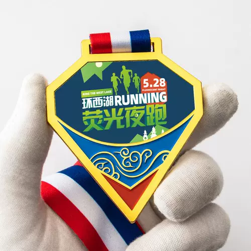 Почетная комбинация медалей по индивидуальному заказу, персонализация мероприятий, посвященных памятным событиям, и внесение в список выдающихся сотрудников сувенирной продукции