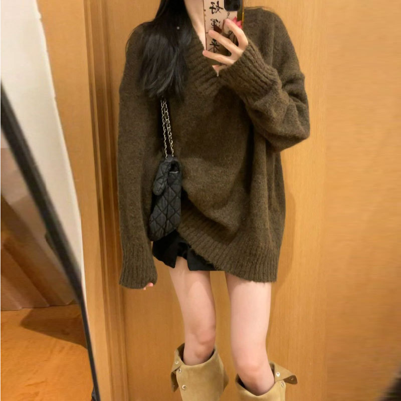 Retro Maillard Sweater, Lazy Style, High-End Feel, Soft and Waxy V-Neck Knitwear, Loose Casual Top, Spring 2026 Retro Maillard Sweater, Lazy Style, High-End Feel, Soft and Waxy V-Neck Knitwear, Loose Casual Top, Spring 2026