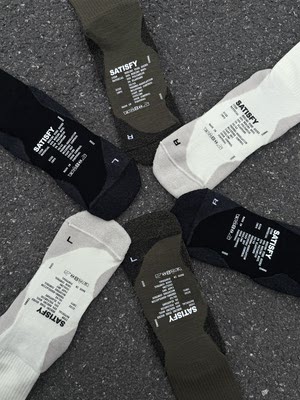 Satisfyrunning mid-calf compression socks for fitness and running are made of wool blend, which is deodorizing, antibacterial and wear-resistant