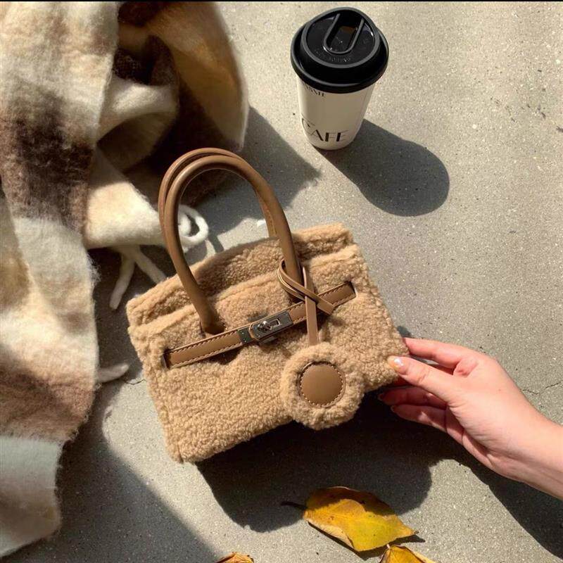 Bag of parody lamb hair high level senswow bag 2023 new autumn winter hand platinum slanted satchel-Taobao