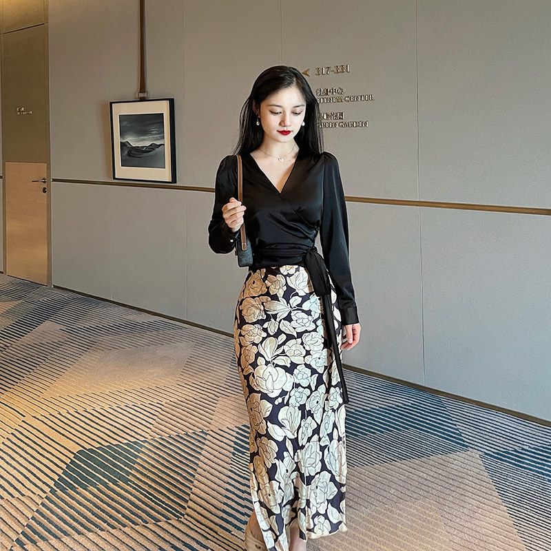 Lin Guanguan design sense niche chic shirt temperament early autumn V-neck coat women long sleeve Hong Kong taste self-cultivation early autumn