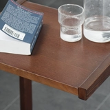 Небольшая деревянная кровать C может перемещать сторону минимальный диван маленький кроватный стол, несколько столов, круглый мини -таблицы, кофейный столик