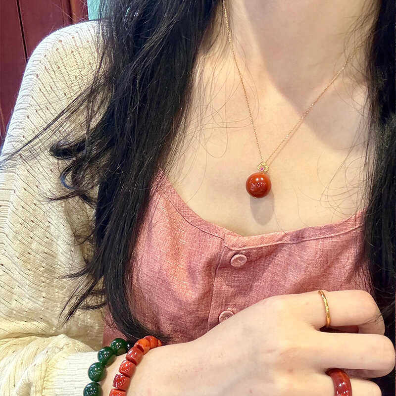 如何选择一款高质量的南红单珠吊坠项链?