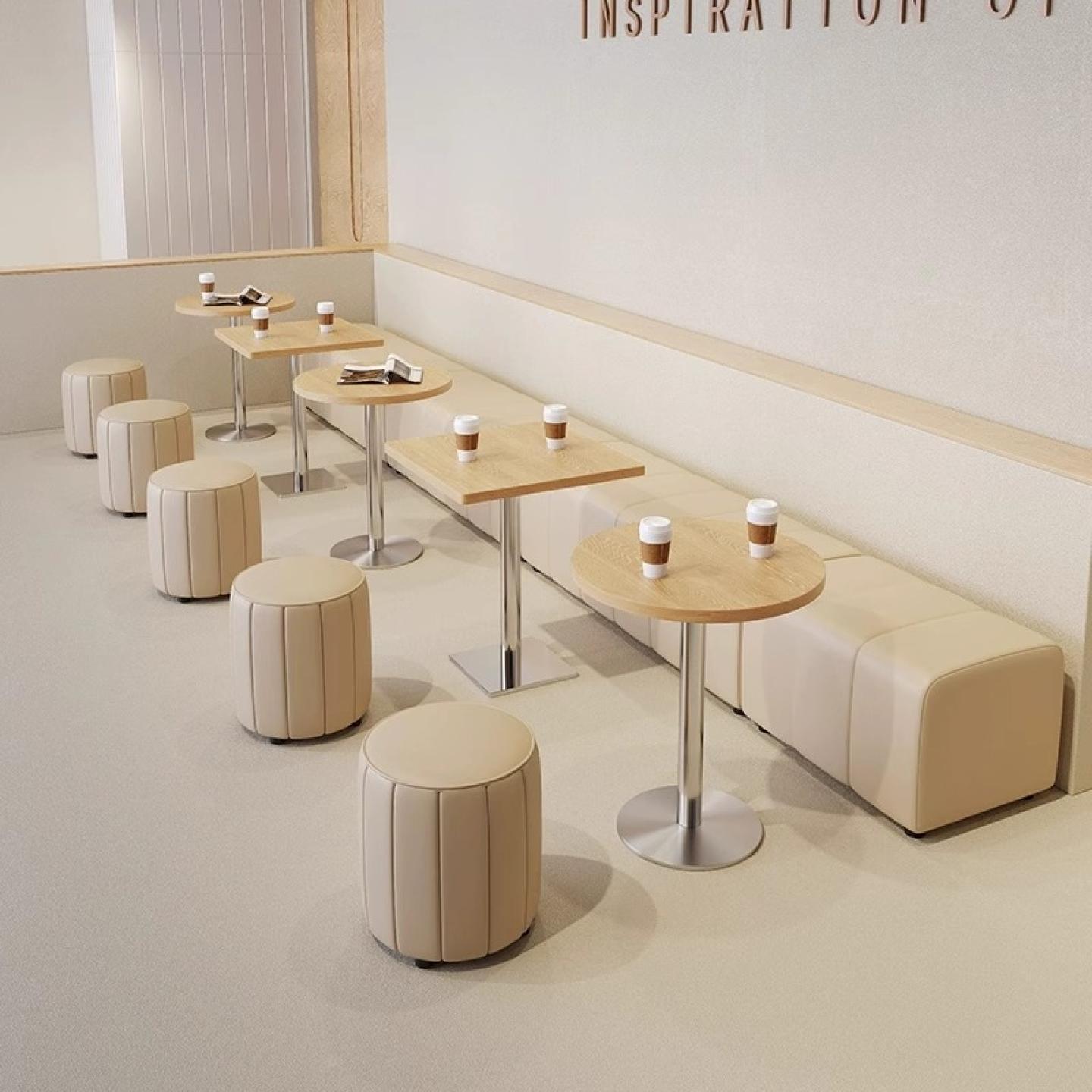 Раскладной диван у стены, магазин чая с молоком, кофейня, длинный табурет в стиле кремового бревна, стол и стул для десертного торта