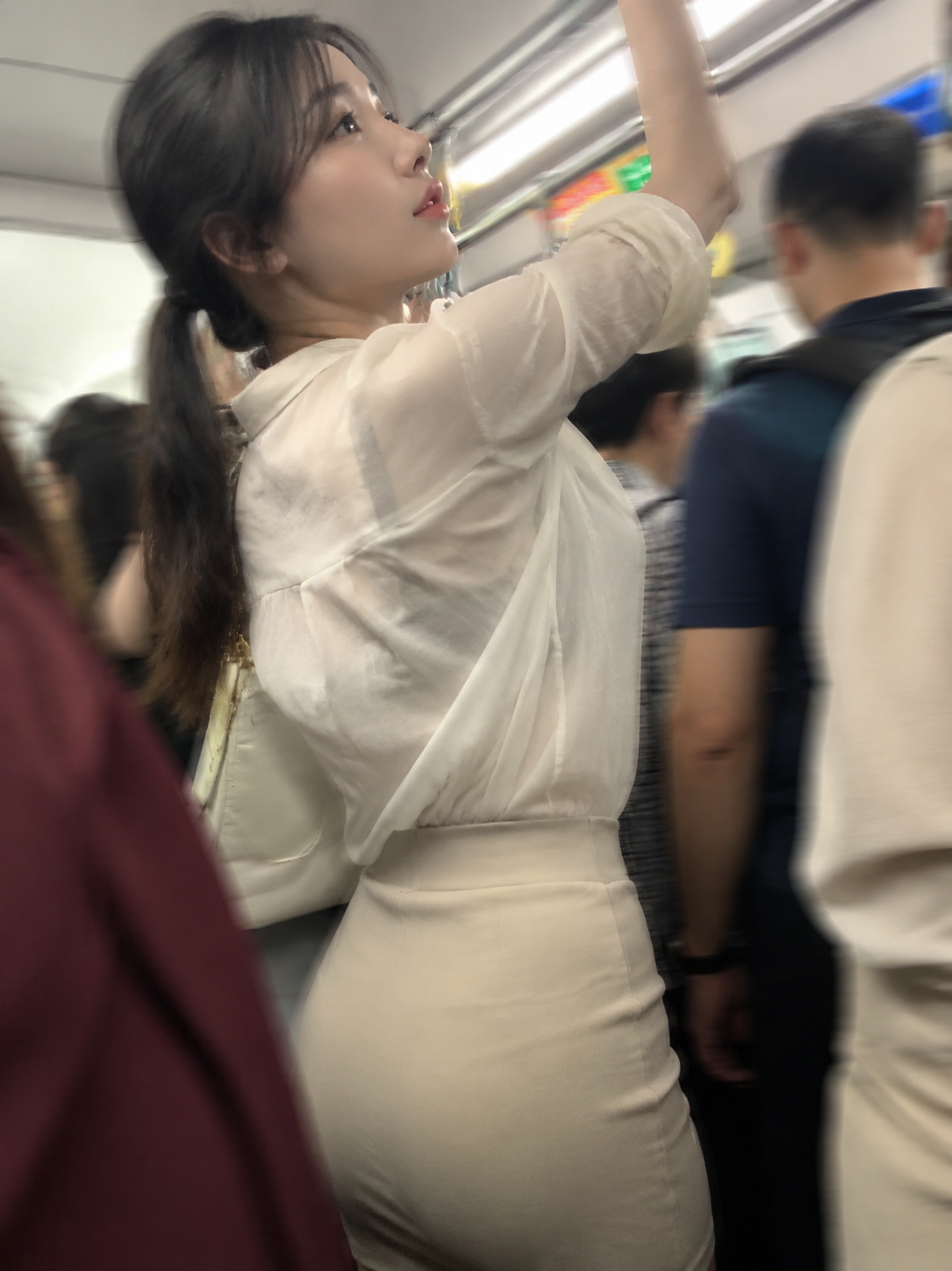 拥挤的通勤列车上