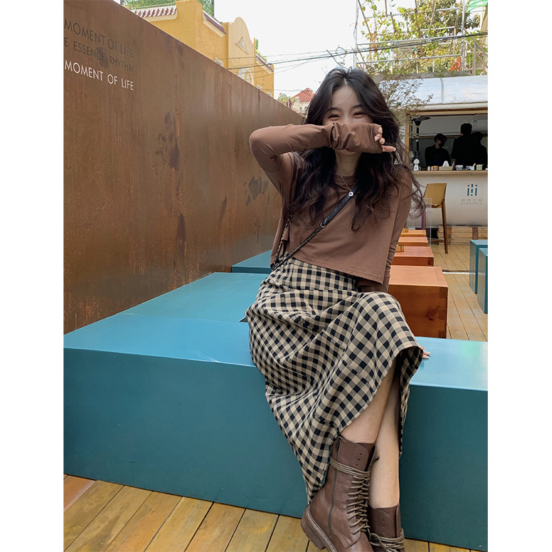 Ren Xiaoyi Lit e mode long-sleeved t-shirt women's ins tide retro short top design sense bottoming shirt foreign style