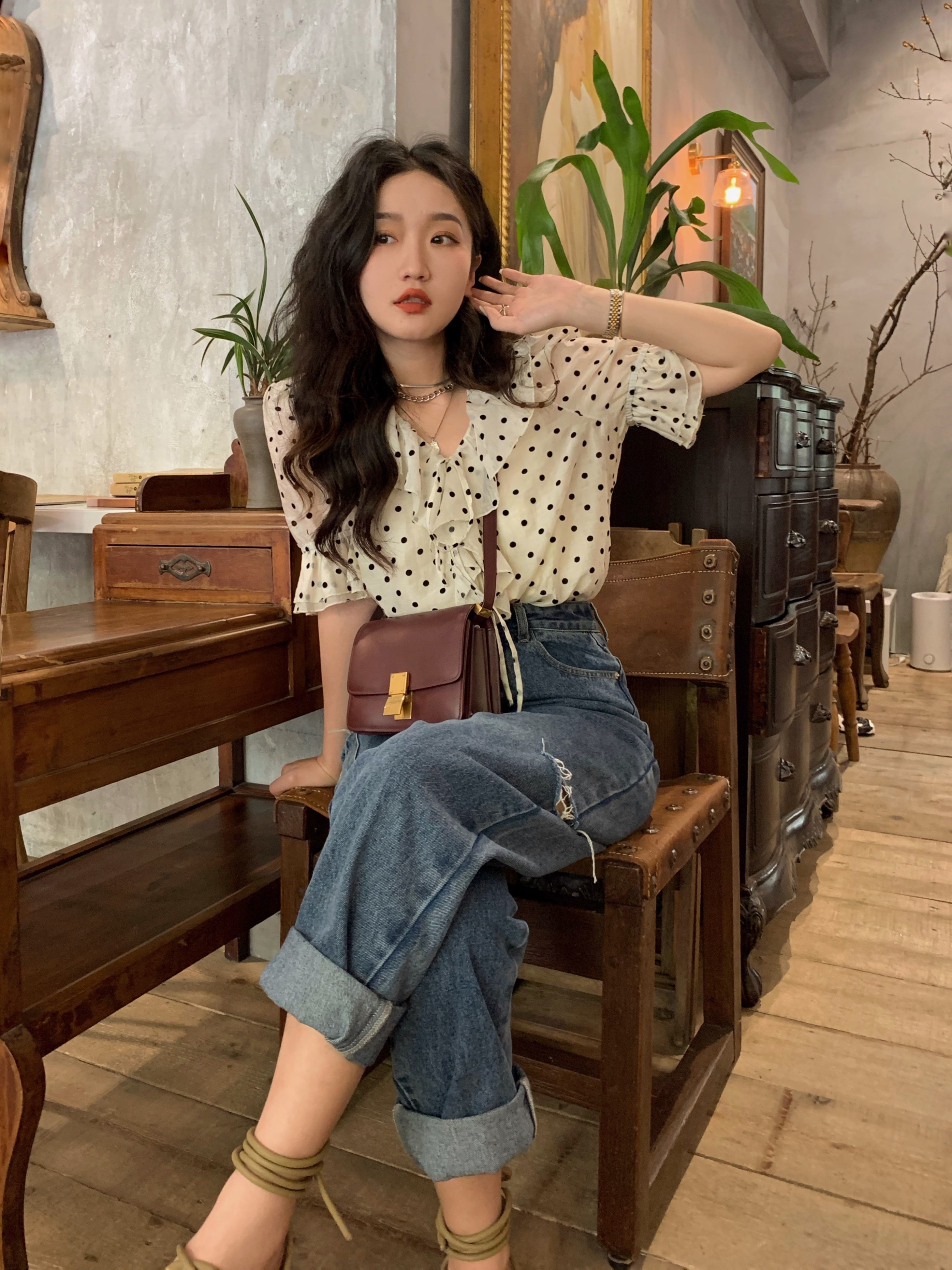 Ren Xiaoyi French short-sleeved polka dot shirt women's design sense niche summer 2022 new chiffon doll collar top