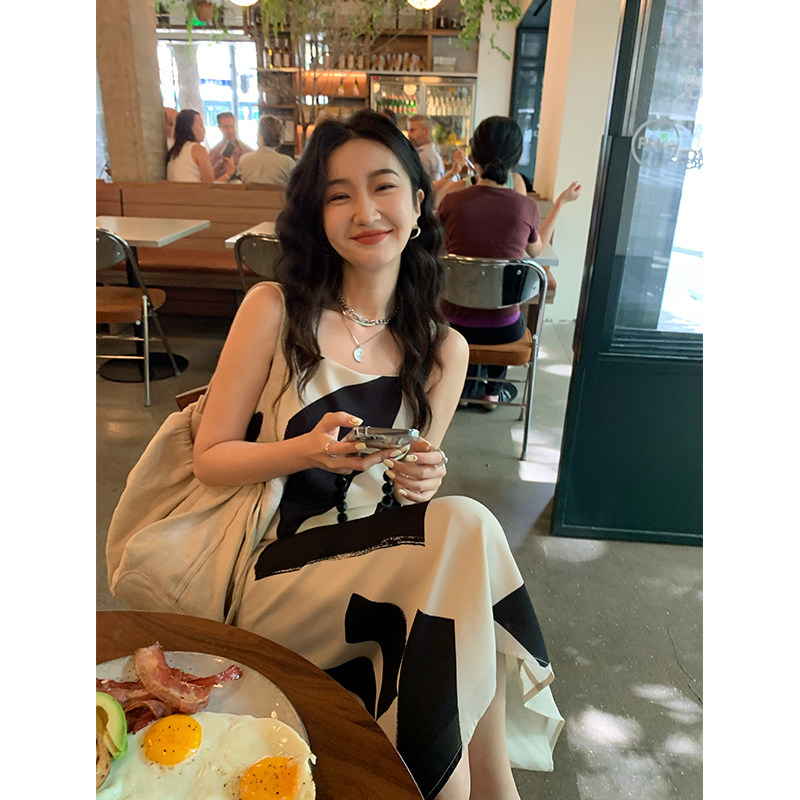 Ren Xiaoyi Lit e mode Black & White Coloured Ocean Costume Woman Design Sense pendant with skirt Summer 2022 new outwear