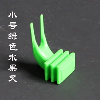 Зеленая маленькая вилка для фруктов