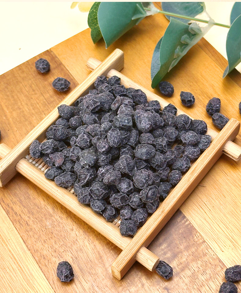 Angelica Black Bean Snack Dang Gui Hei Dou Roasted Crispy Salt-Free 200g Can in use