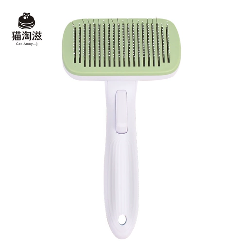 Кошка расчесывает собачьи паучи с плюша