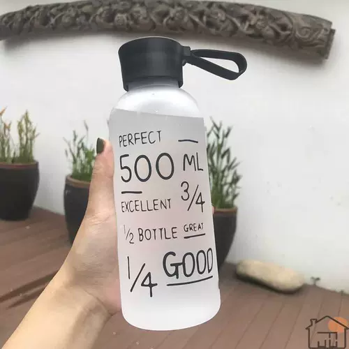 Кубок девушки Портативный летний высокая стоимость высокой высокой ножки 700 мл пластика мужского студента Водные Акьериус Большая вместимость с космическим чаем антиопада