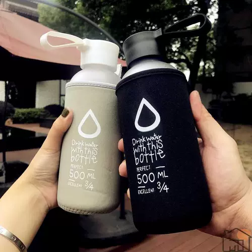 Кубок девушки Портативный летний высокая стоимость высокой высокой ножки 700 мл пластика мужского студента Водные Акьериус Большая вместимость с космическим чаем антиопада