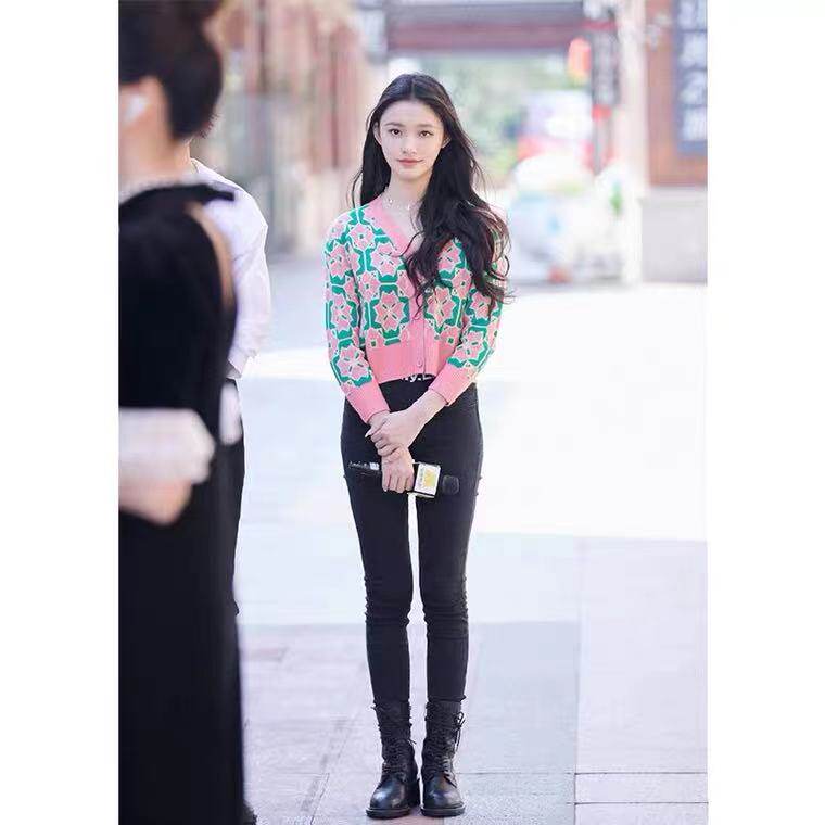 French maje Lin Yun star with the same diamond plaid retro knitted cardigan age-reducing short top