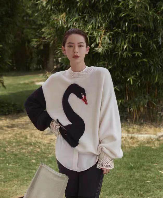 French maje Qi Wei stars the same handmade embroidery swansong Lazy Wind Wool wool cover knitted sweaters