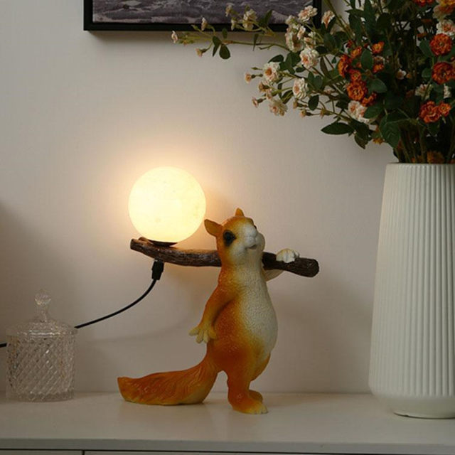 Children's Room Creative Decorative Table Lamp, Cute Cartoon Resin Ornaments, Bedroom Bedside Lamp, Squirrel Night Light for Boys and Girls