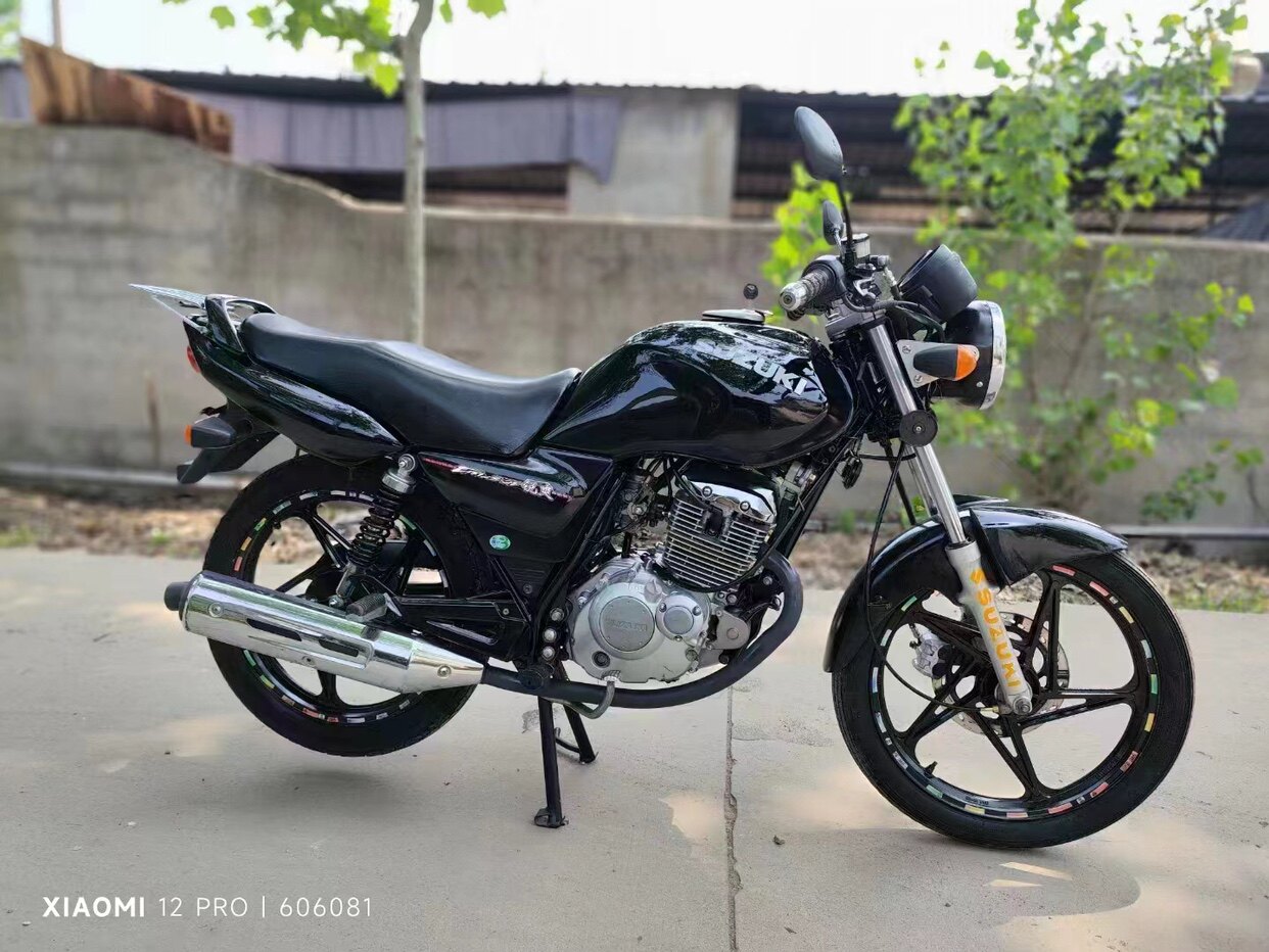 Оригинальный мотоцикл Suzuki Ruishuang EN125cc для мужчин с оседланной осью баланса 3F, транспортировка топлива, уличный велосипед, транспортное средство Изображение 1