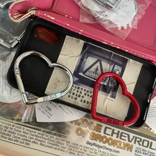 Tide Brand Human Made Heart Love поднимается по алфавиту и подвесным аксессуарам.