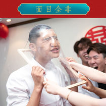 The whole groom is funny and marries a bridegroom whole demagoguery block door to pick up a little game props package full of wedding items.