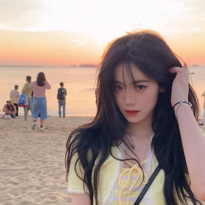 2021 Spring new small crowdgoose yellow lace harness two sets of design senses the casual hot girl retro tide