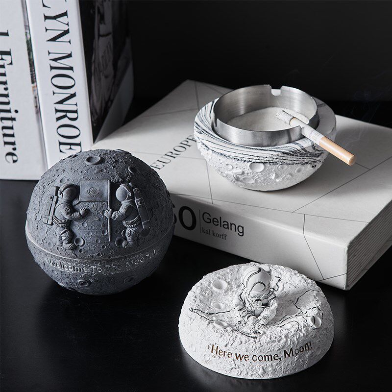 Astronaut Cigarette Ash Trays Creativity Personality Trends With Lid Smoke-Proof Fly Ash Home Industry Ins Wind Light Extravagant Pieces