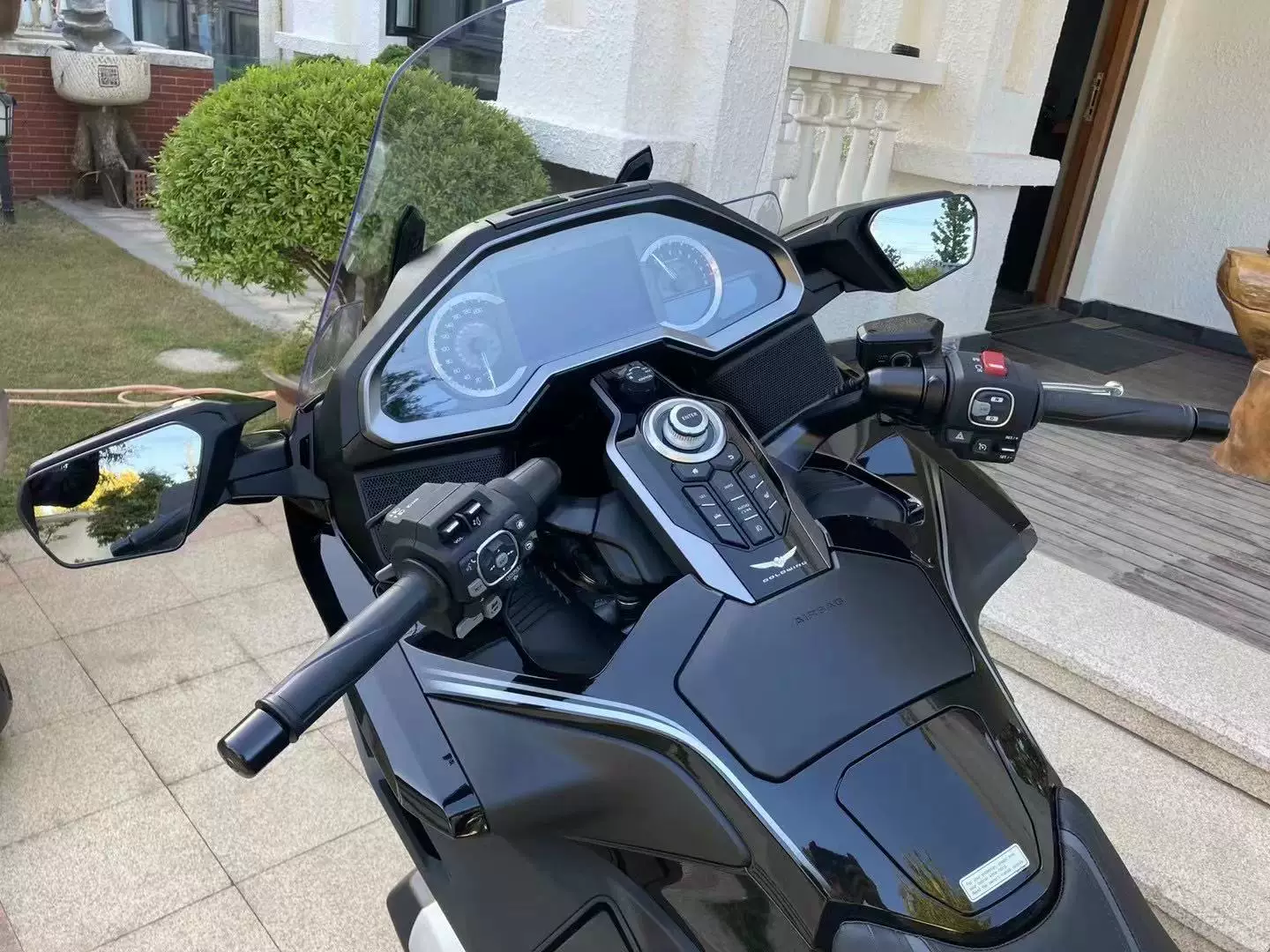 Туринговый мотоцикл Honda Gold Wing 1800 см³ — люксовый крейсер для дальних поездок с кофрами