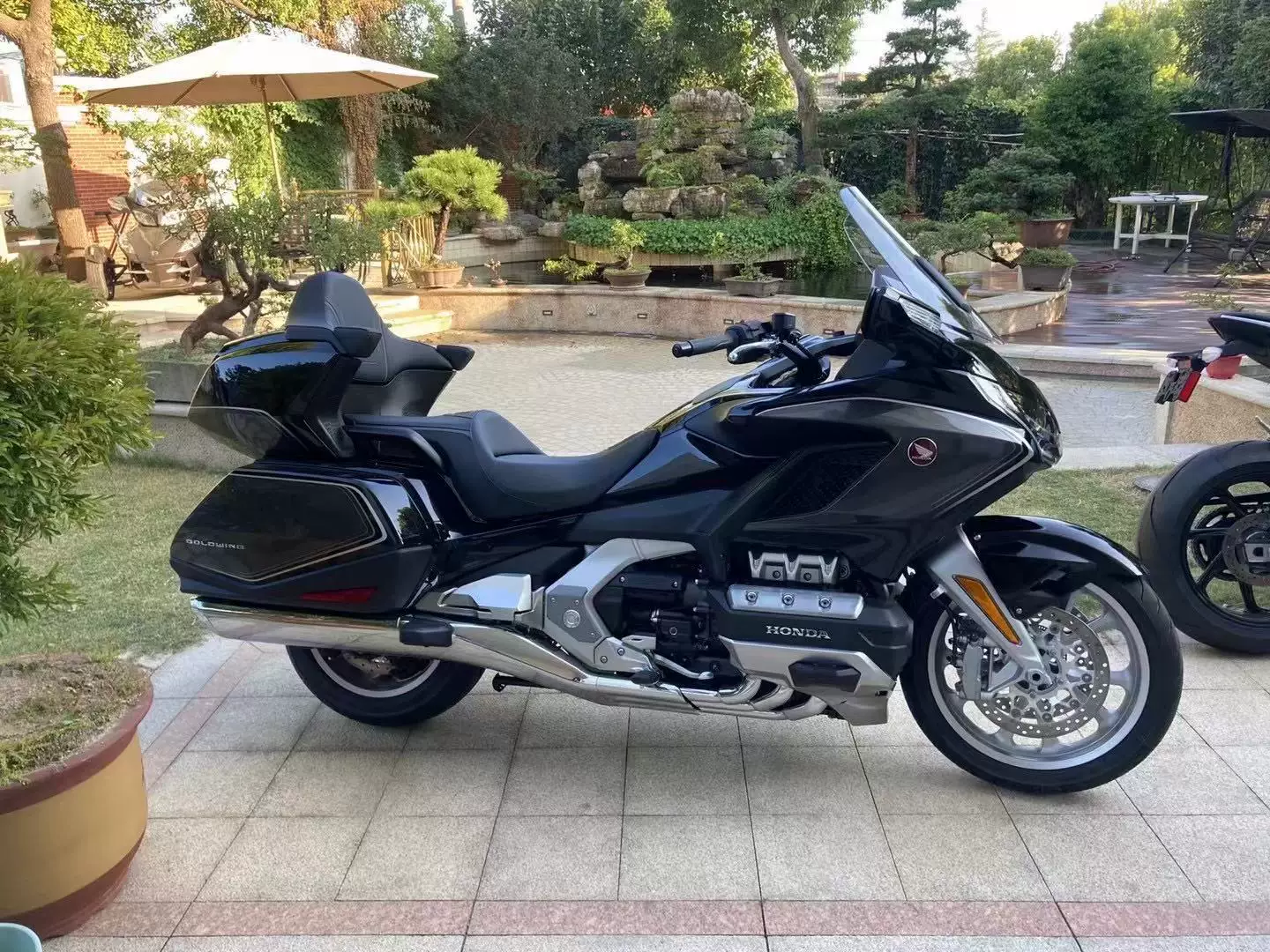 Туринговый мотоцикл Honda Gold Wing 1800 см³ — люксовый крейсер для дальних поездок с кофрами