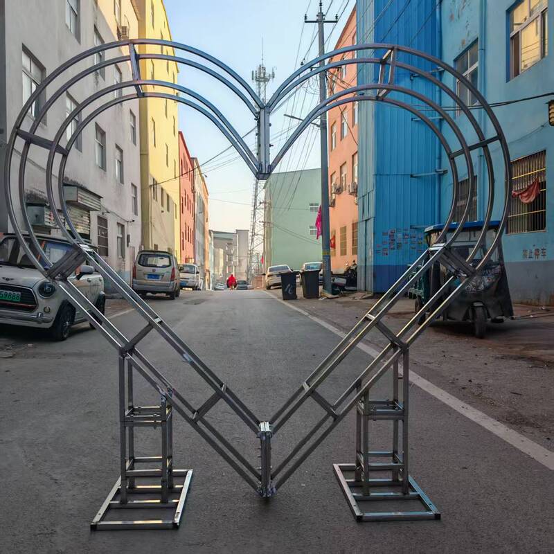Outdoor Giant Heart-Shaped Iron Truss Props for Dumpling Shopping Mall Performances, Fireworks Shows, and Heart-Shaped Decorative Arches