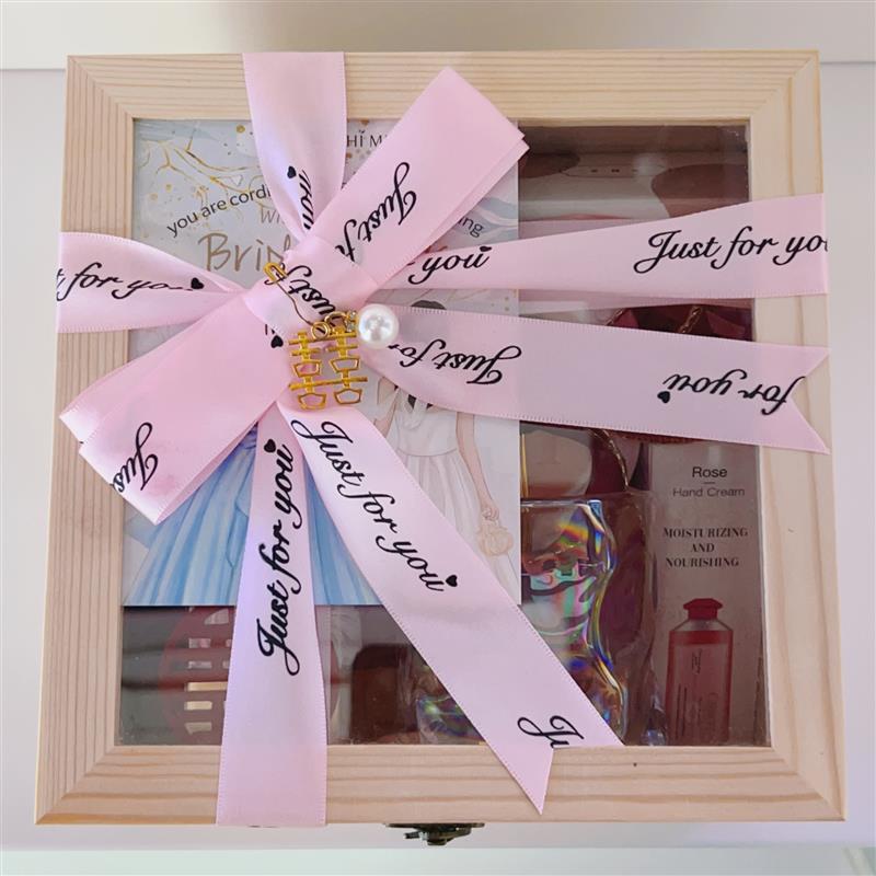 Exploits accompanied by a gentle and luxurious senior feeling guests back to the bridesmaid Lilly and bridesmaids with a small crowdsourced wedding-Taobao