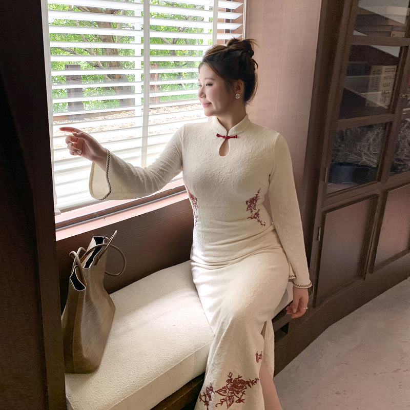 Plus-Size New Chinese-Style White Long-Sleeve Dress for Toasting, Embroidered Engagement Improved Qipao Dress for Women