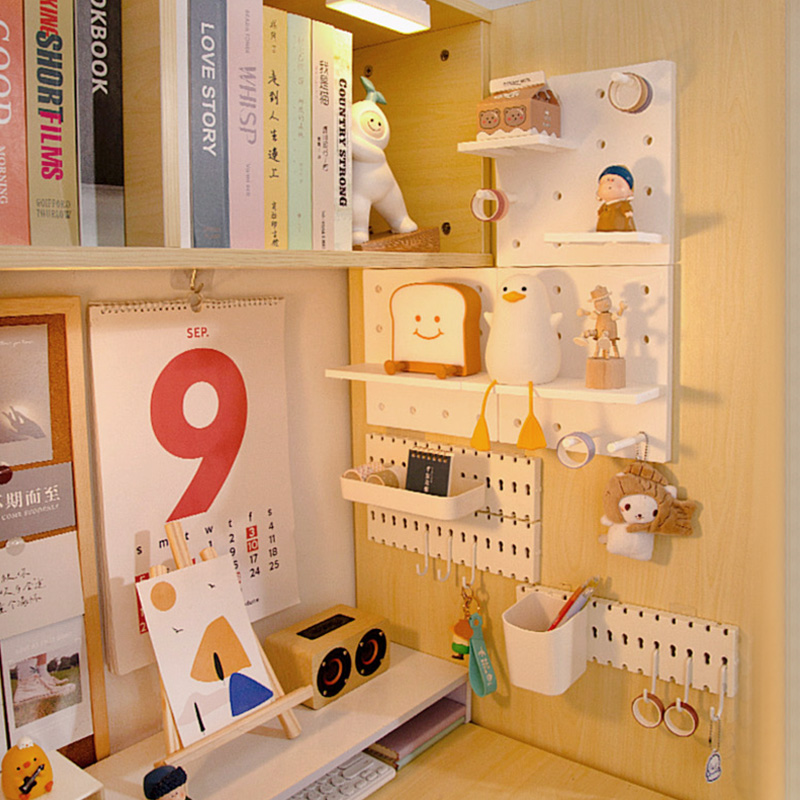 The hole board rack is fixed on the grid office on the wall, the upper and lower bunks live in the university dormitory dormitory artifact