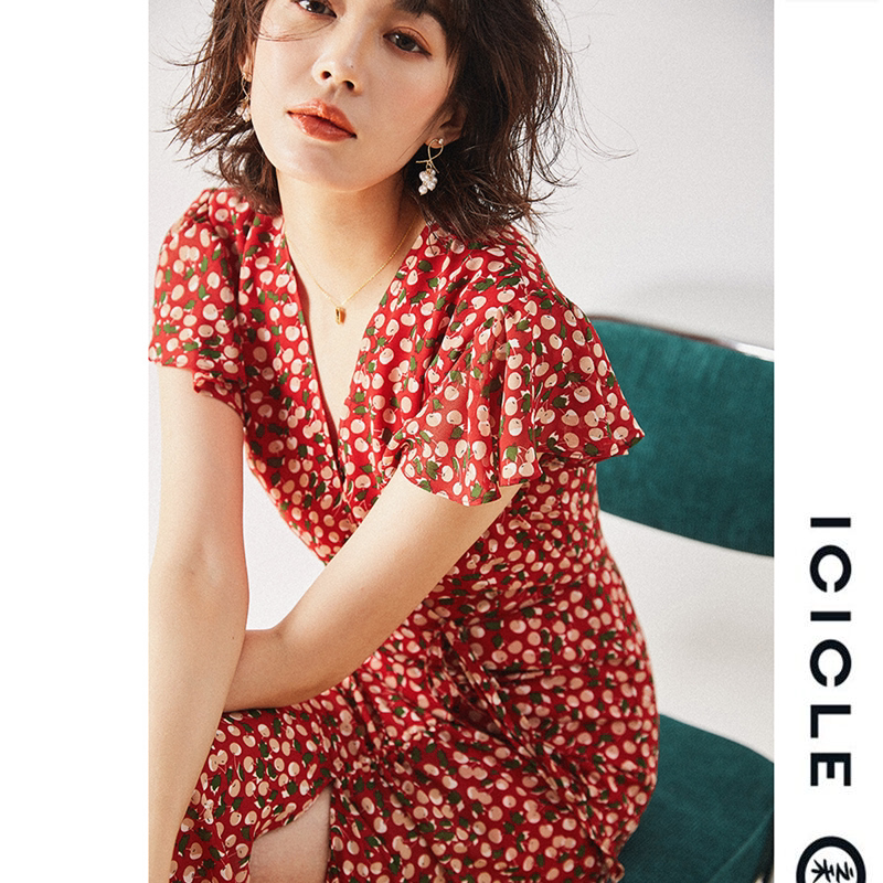 The counter replaces the 2022 summer French tea break with pleated fishtail floral V-neck slim mulberry silk dress