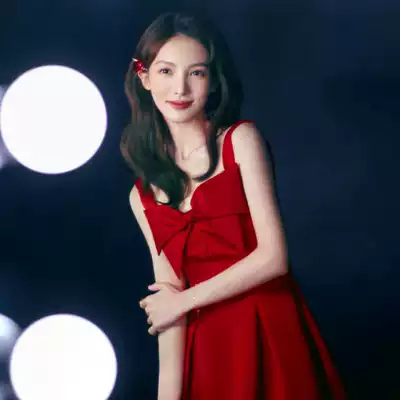 The star of the same toast, the bride can wear a burgundy engagement dress in the summer home to get married.