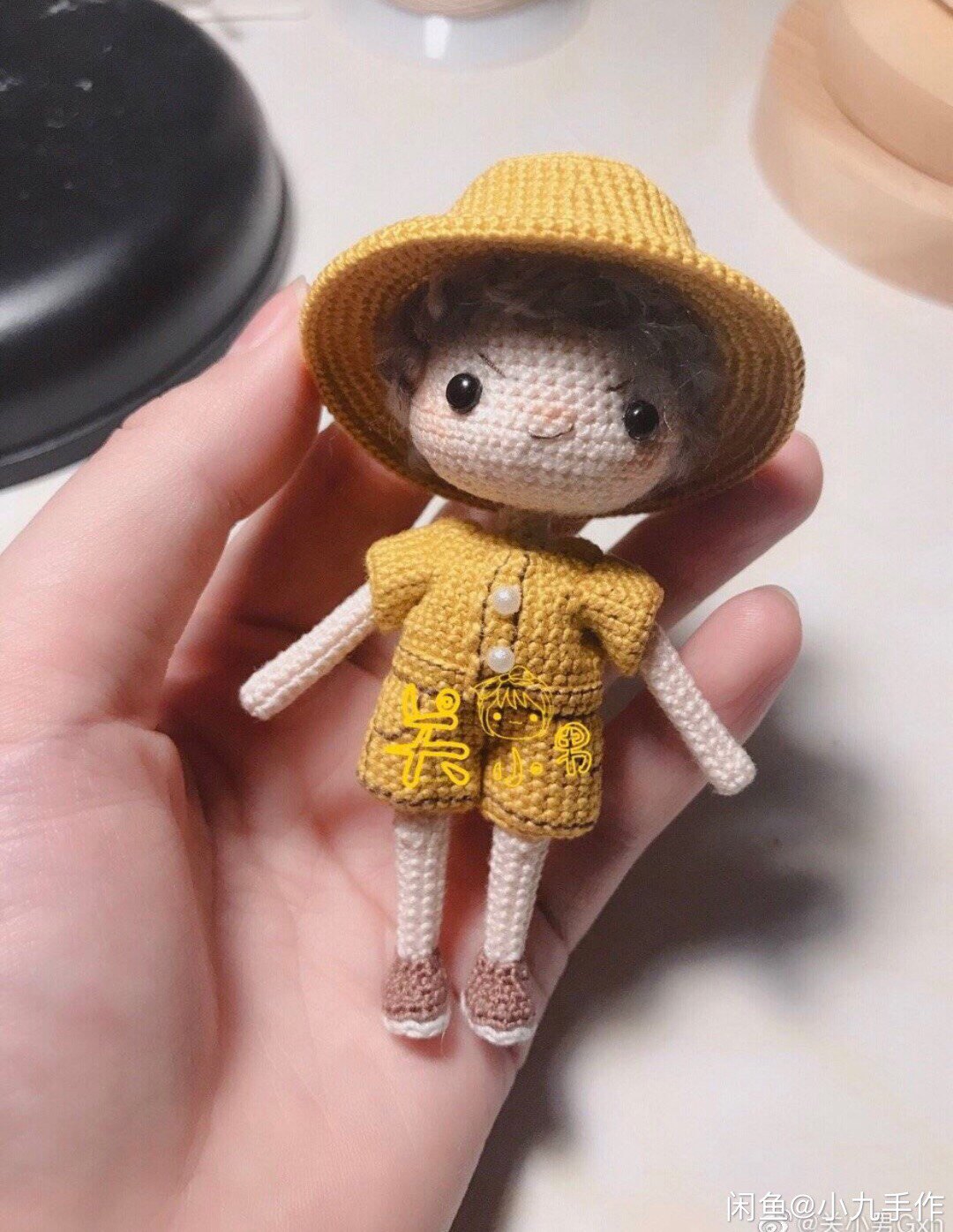 Close male hand hair diy small 11 person couple hook needle graphic