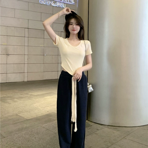 Футболка, желтый короткий летний комплект, облегающий крой, по фигуре