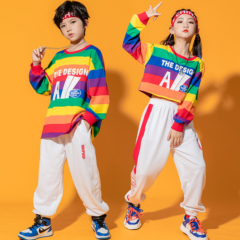 Children cheerleader acting out the autumn primary school children's sports jam performance to serve male and female personality hip-hop street dance suit