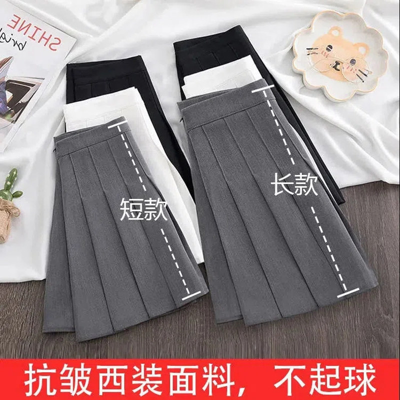 黒のスーツ生地を使用したAラインプリーツスカート。ハイウエストでスリムに見え、露出も抑えられるJKミニスカートは、小柄な体型の方に最適です。