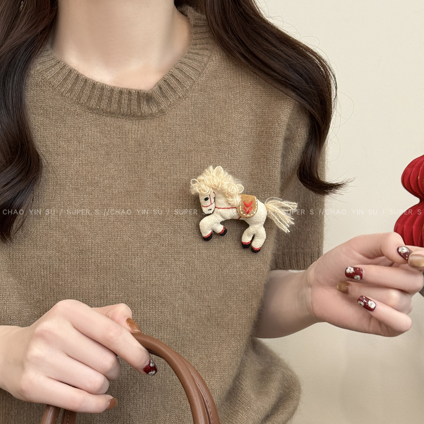 Red Fabric Pony Brooch for Women in Their Zodiac Year, New Model for the Year of the Horse, Suitable for Sweaters and Scarves, Decorative Pin, Corsage Accessory