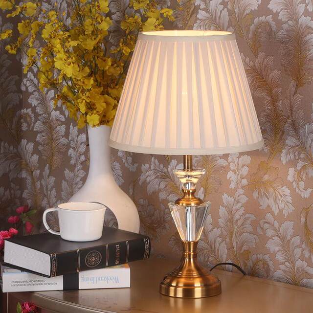 Modern Fashionable Crystal Table Lamp Bedroom Bedside Room Beige Pleated Fabric Decorative Lighting Beauty Salon Table Lamp
