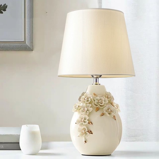 Table Lamp Bedroom Bedside Lamp Warm and Romantic Modern Simple Pastoral Living Room European Style Wedding Room Household Ceramic Table Lamp