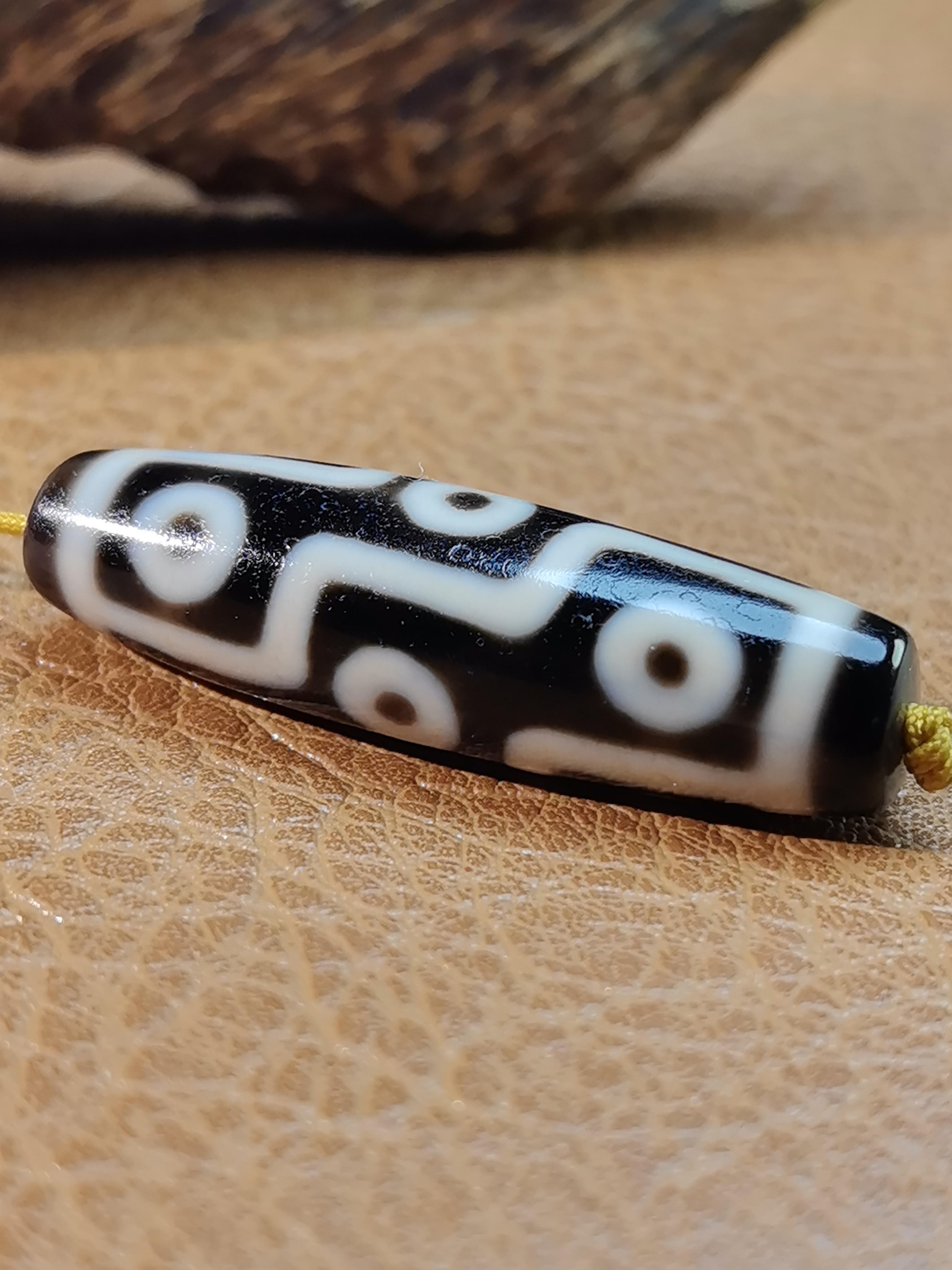 九眼天珠：藏传至纯九眼石页岩玉髓玛瑙，油润细腻，风化漂亮，让