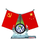 Автомобиль маленький красный флаг кристаллический качание