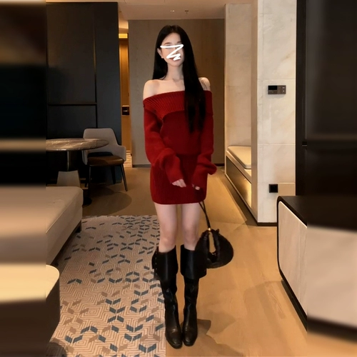 Красное трикотажное демисезонное пальто, открытые плечи, с акцентом на бедрах