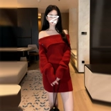 Красное трикотажное демисезонное пальто, открытые плечи, с акцентом на бедрах