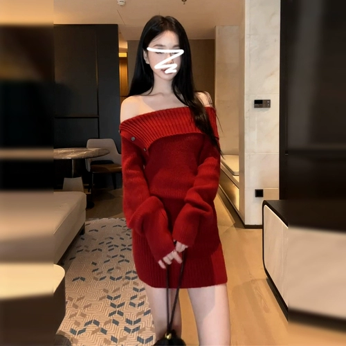 Красное трикотажное демисезонное пальто, открытые плечи, с акцентом на бедрах