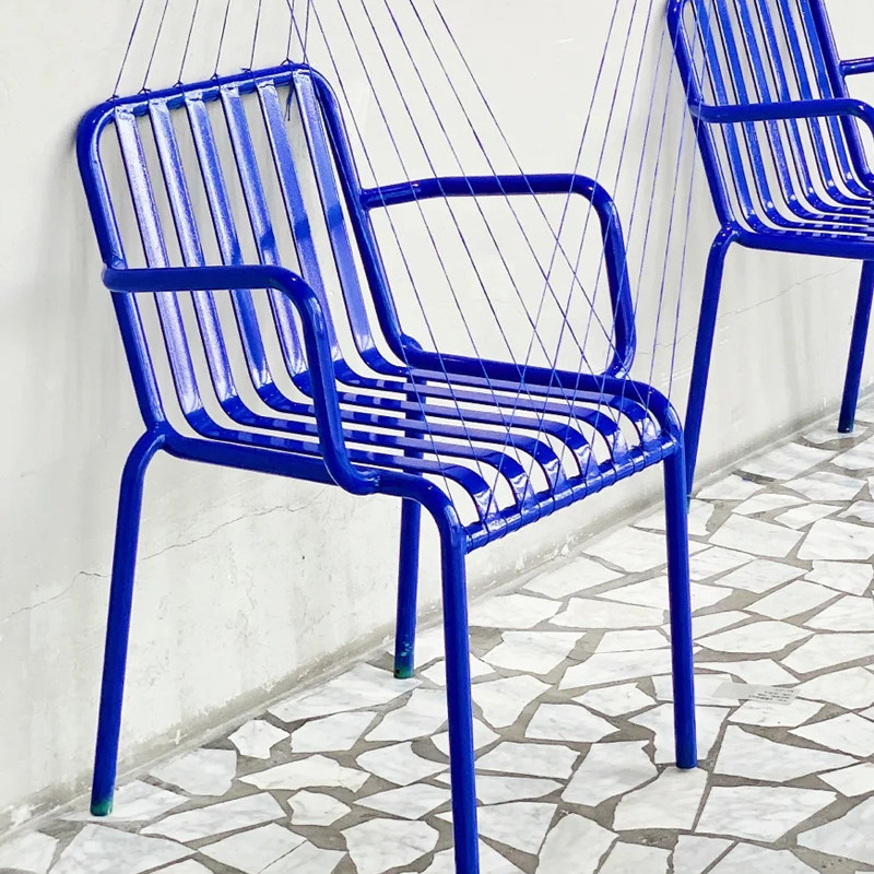 Leisure courtyard outdoor tables and chairs milk tea shop cafe wrought iron Klein blue color net red armchair single seat